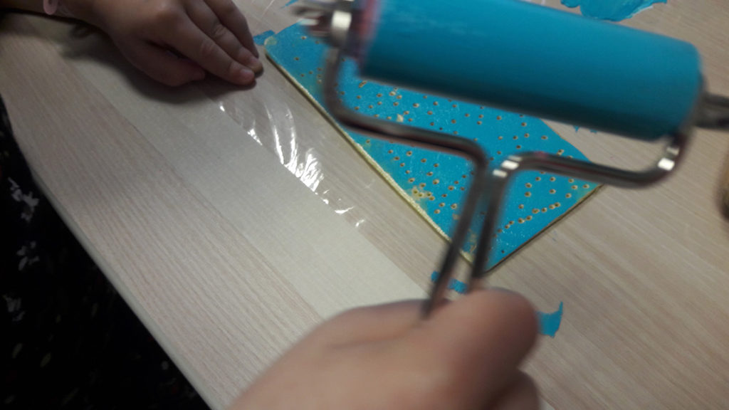 Atelier gravure auprès des enfants scolarisés en milieu hospitalier