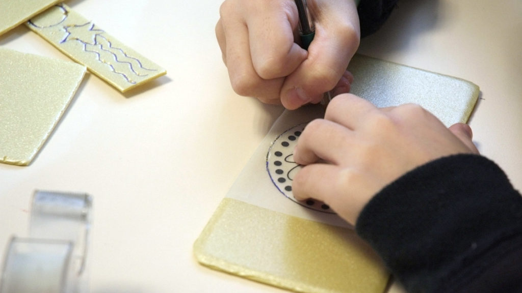 Atelier gravure auprès des enfants scolarisés en milieu hospitalier