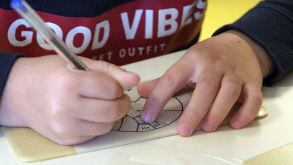 Atelier gravure auprès des enfants scolarisés en milieu hospitalier