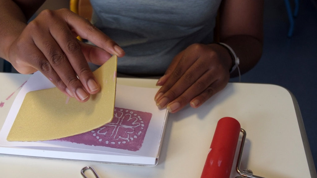 Atelier gravure auprès des enfants scolarisés en milieu hospitalier