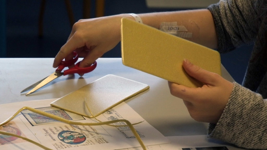 Atelier gravure auprès des enfants scolarisés en milieu hospitalier